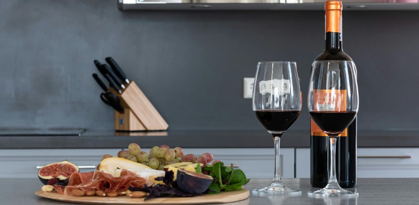 Fles rode wijn met glazen op een aanrecht